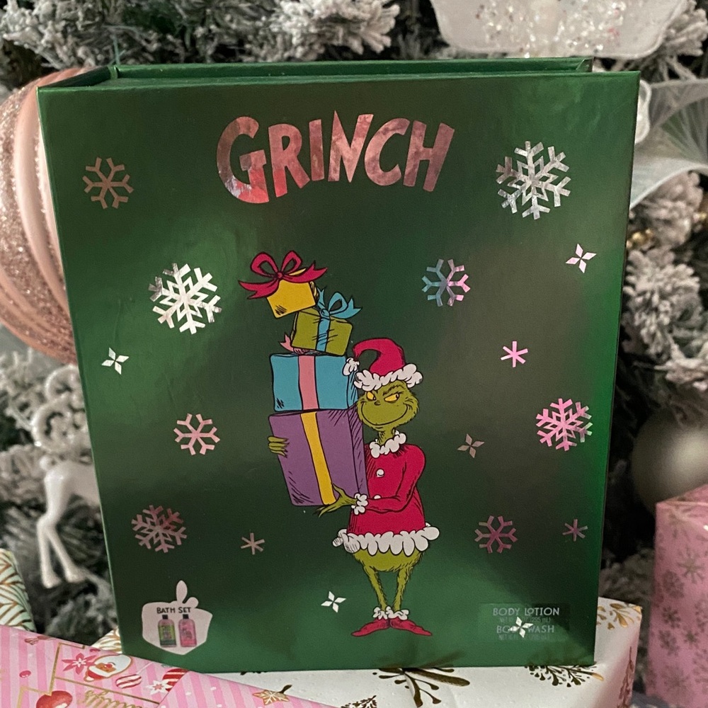 BNWT!🌲✨ Grinch Vanilla Bean Bath Set